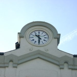 installateur d'horloge de monument